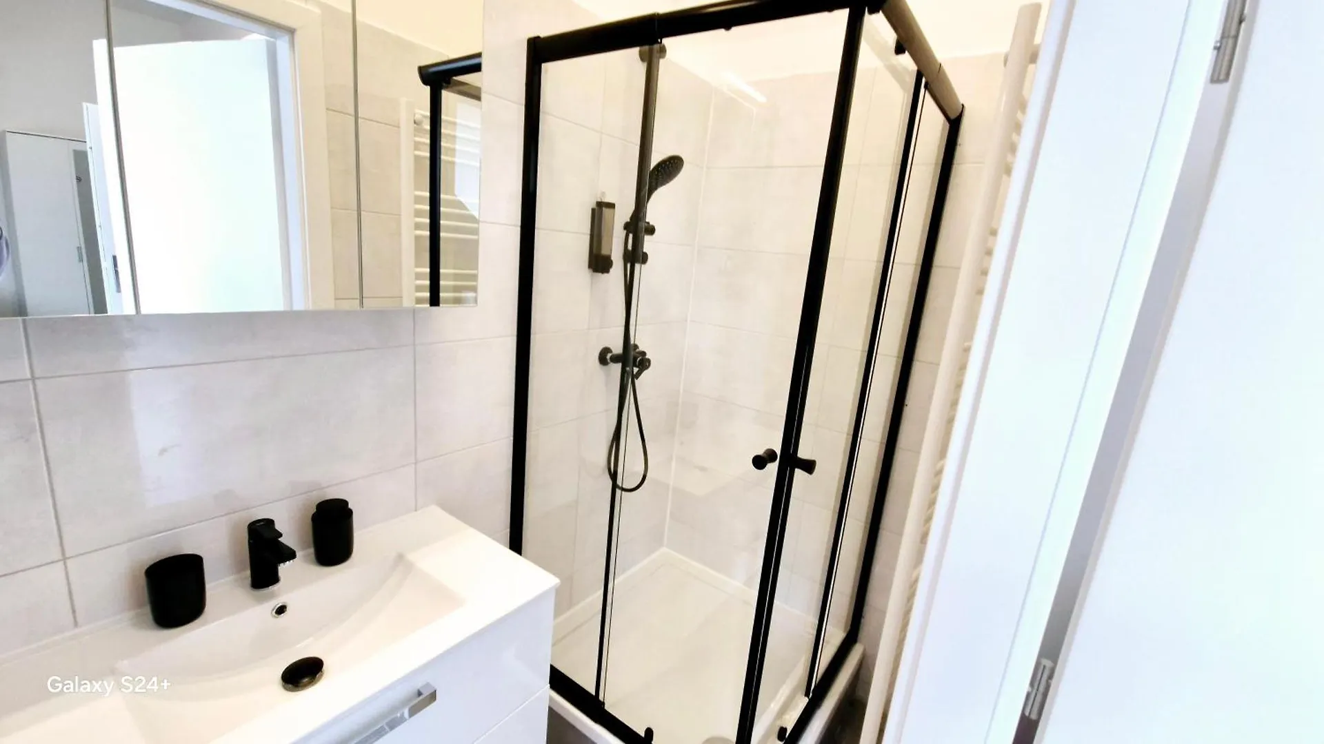 Moderne Apartments Mit Klima, Perfekter Anbindung Ins Zentrum Und Kostenlose Parkplaetze! Vienna Austria
